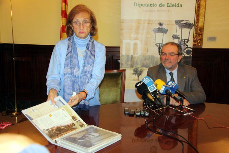 Paquita Sitzer, amb el president de la Diputació de Lleida, Joan Reñé. Imatge del 16 de novembre del 2016.