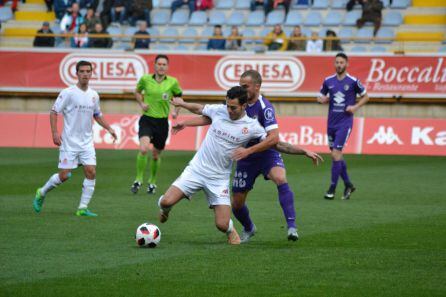 Acción de juego de Vicente Romero en pugna con un atacante burgalés