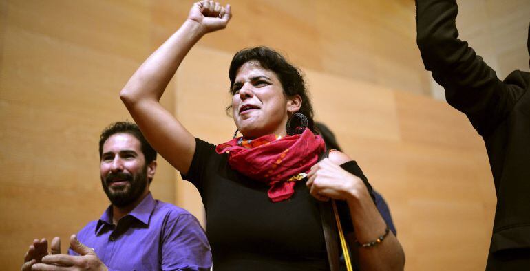 Teresa Rodríguez, secretaria general de Podemos Andalucía, levanta el puño en un acto en el conservatorio de música de Córdoba.