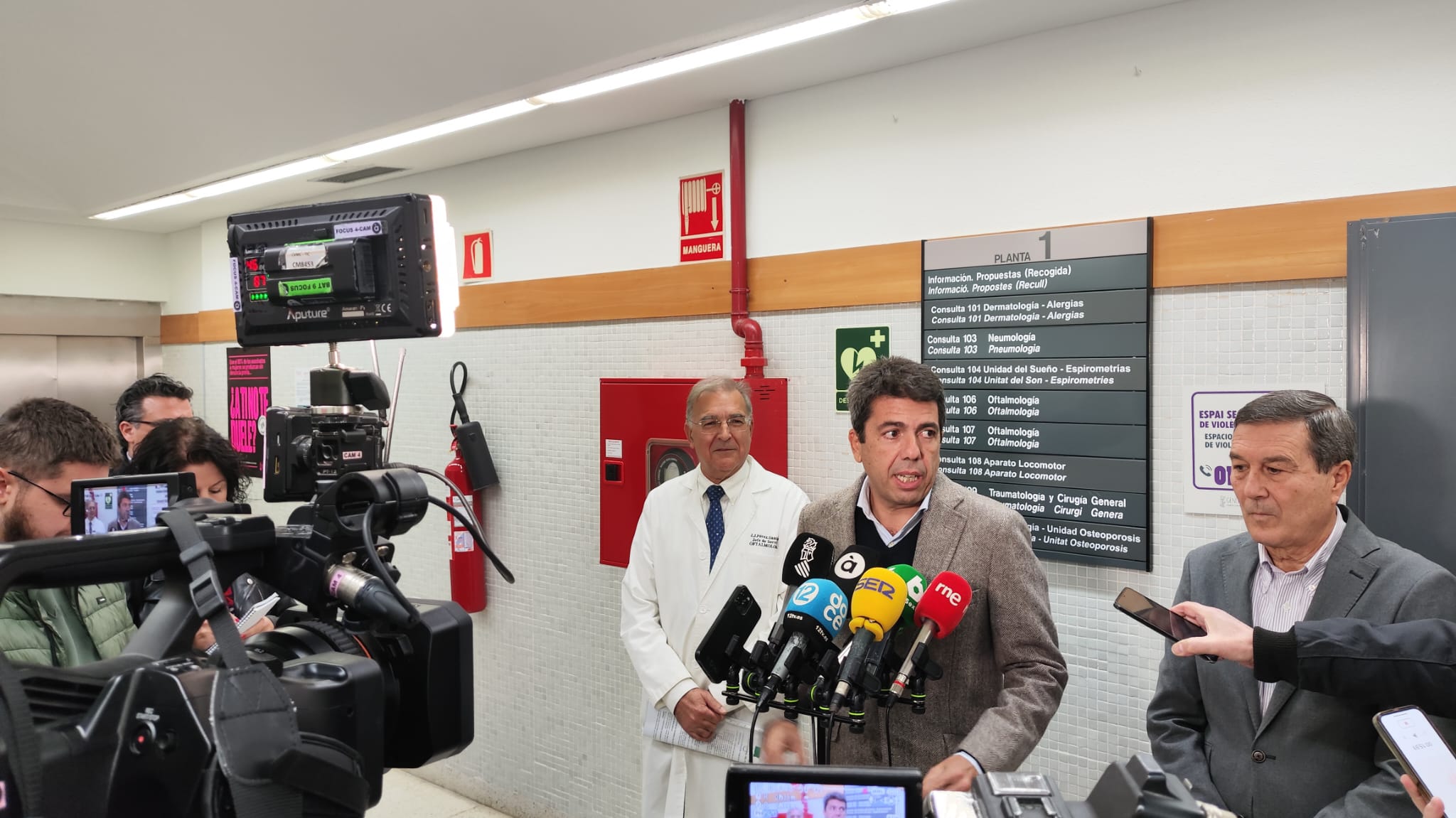 El president, Carlos Mazón, con el conseller, Marciano Gómez, atendiendo a los medios