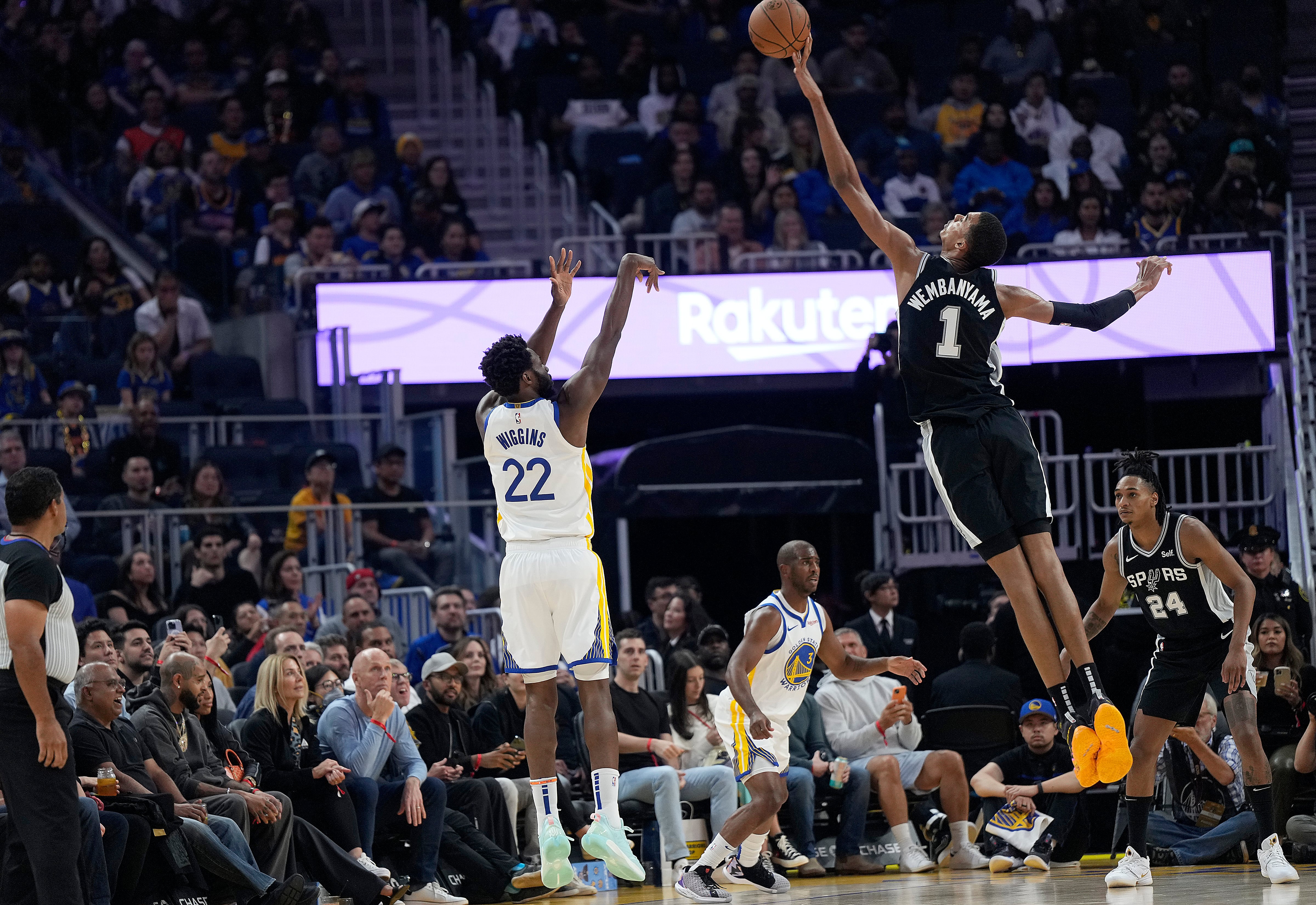 Victor Wembanyama hace un tapón a Andrew Wiggins