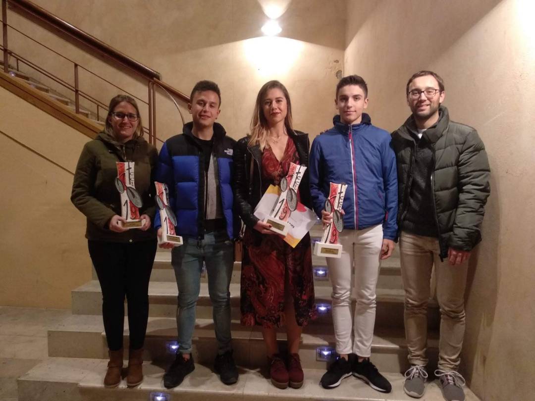 Roberto Gallo (2º por izq) junto a Sara Martín y Marcos Goméz (2º por dcha) con sus galardones