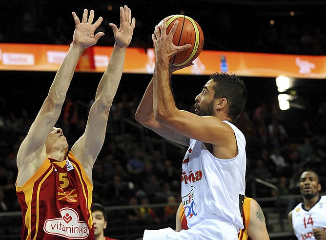 Juan Carlos Navarro tira a canasta en el partido ante Macedonia