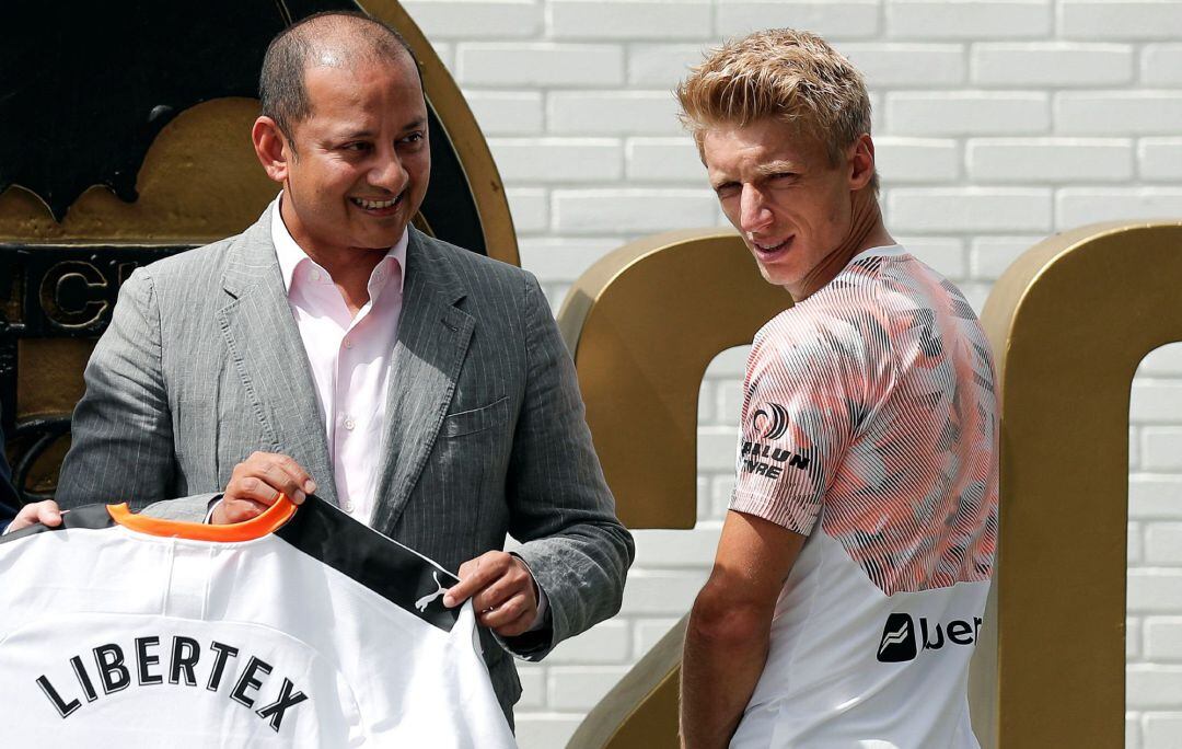 GRAFCVA6914. PATERNA, El centrocampista del Valencia Daniel Wass, junto al presidente del club, Anil Murthy, en un acto promocional celebrado este mediodía en la Ciudad Deportiva. EFE, Manuel Bruque