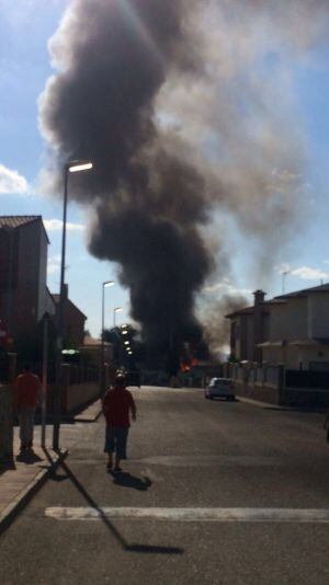 Columna de humo del incendio de la nave de patatas en Esquivias