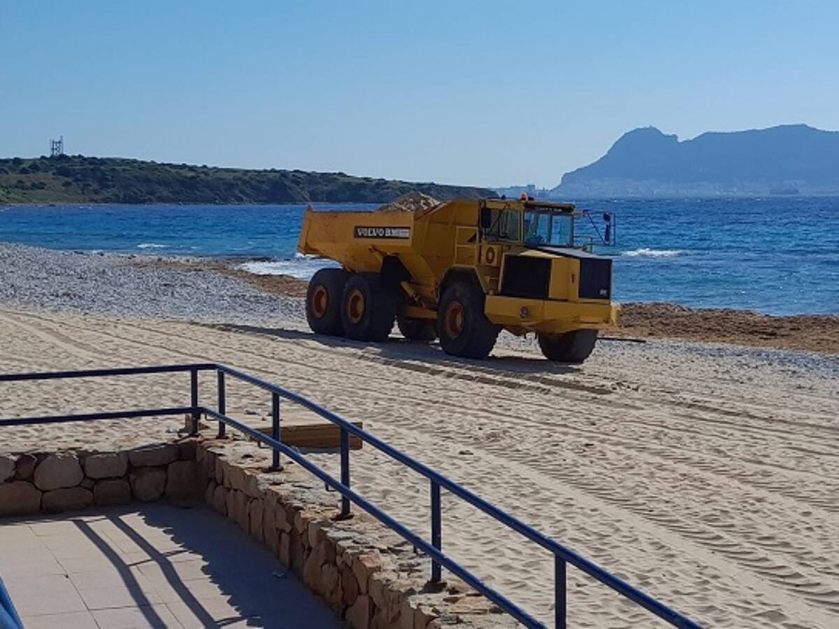 Comienza la redistribución de arena en las playas de Algeciras