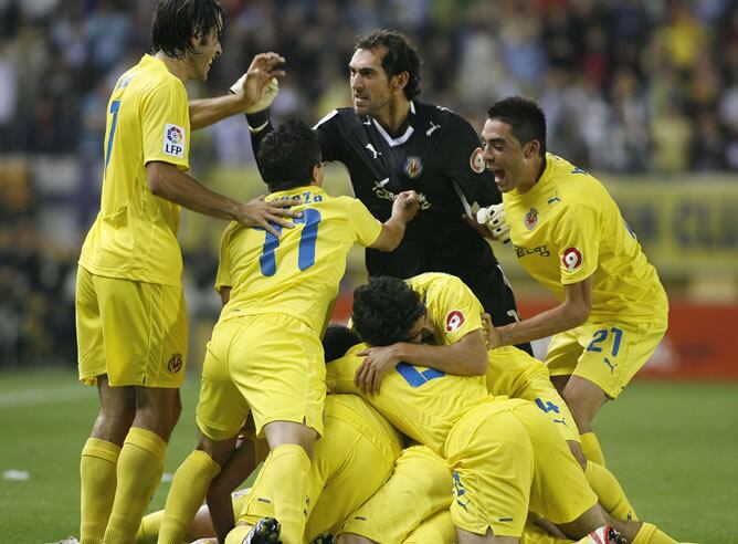 Los jugadores del Villarreal celebran el triunfo ante el Madrid