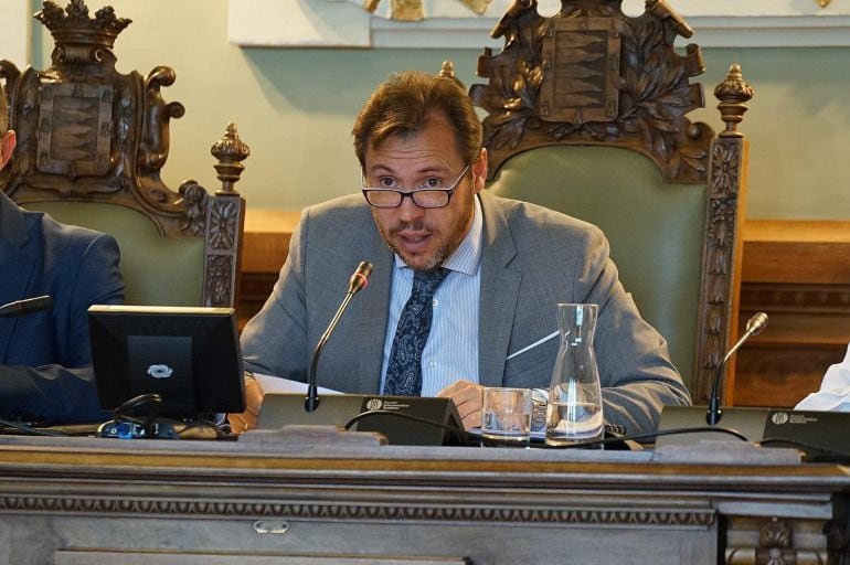 Óscar Puente durante una intervención en el pleno del Ayuntamiento de Valladolid