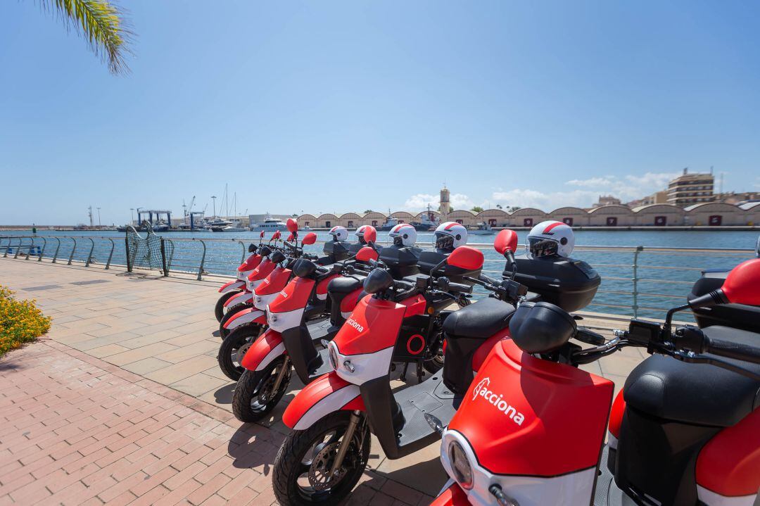 Motos eléctricas de alquiler en la playa de Gandia. 