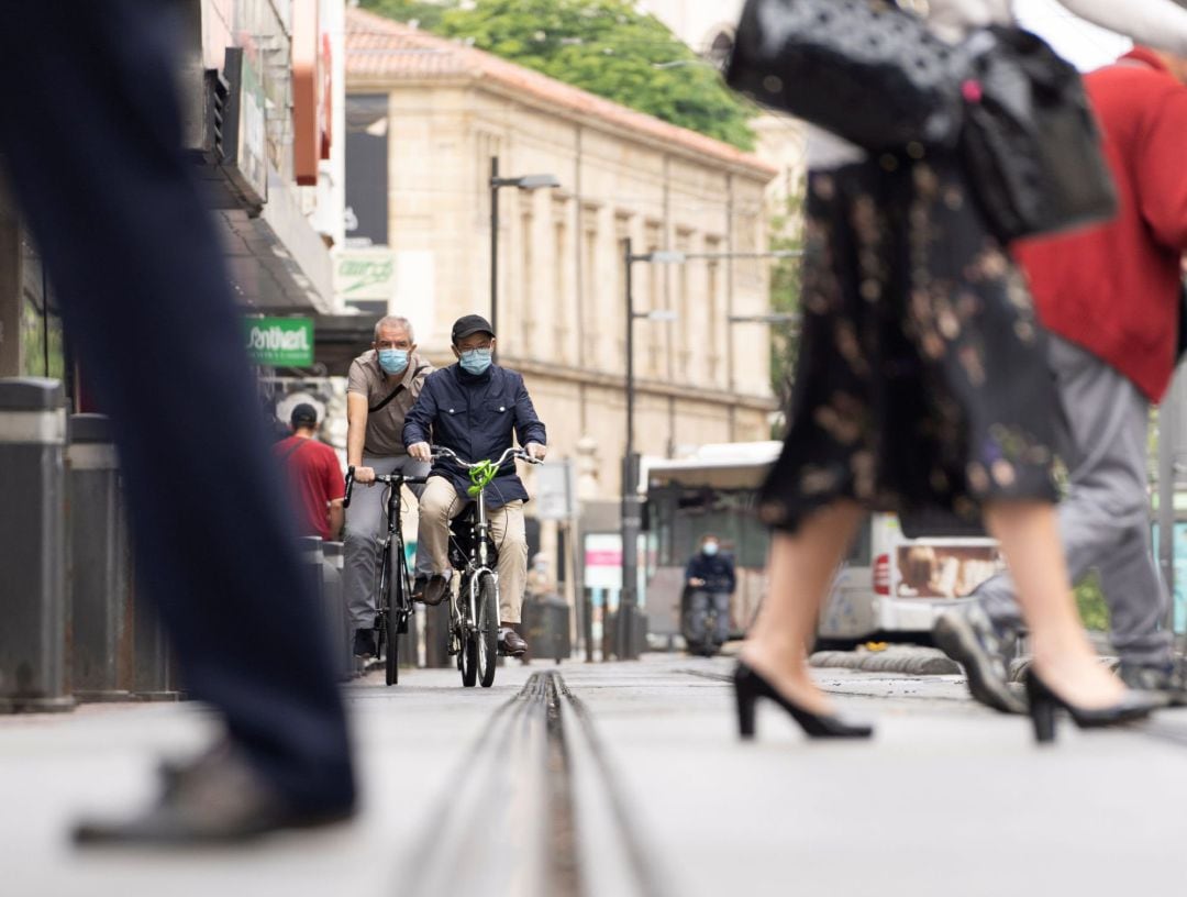 Dos ciclistas circulan provistos de mascarillas en Vitoria