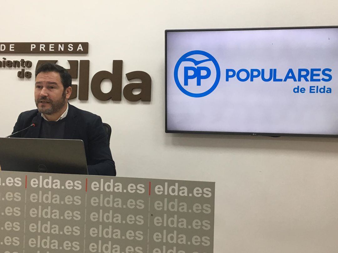 Fran Muñoz, portavoz del PP Elda en rueda de prensa