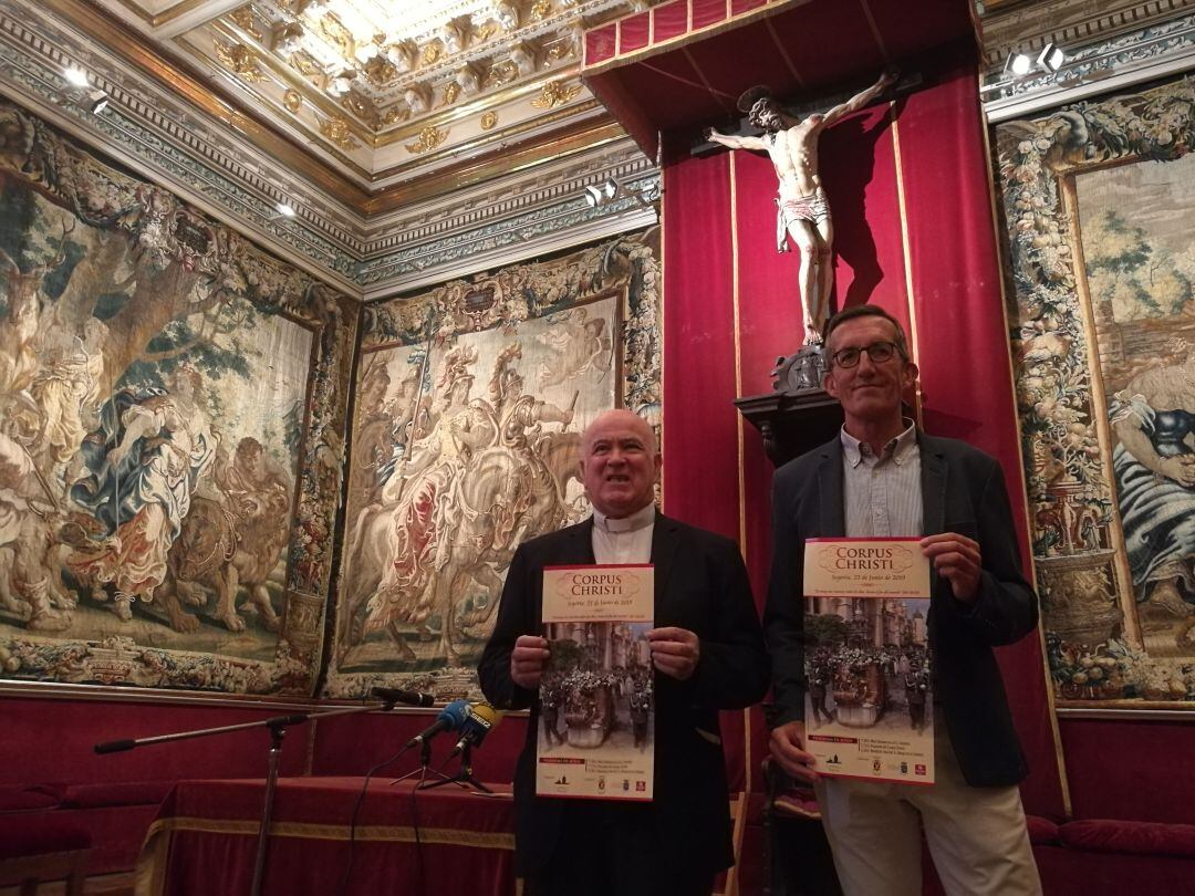 Ángel García Rívilla y Emilio Montero en la sala Capitular de la Catedral en la presentación de la procesión del Corpus