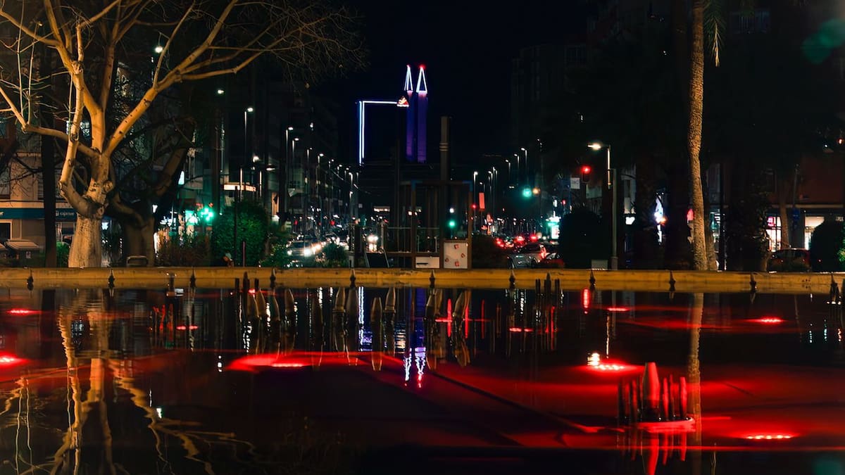 La luna ilumina la Plaza Circular en la imagen de la semana de Pepe Jara