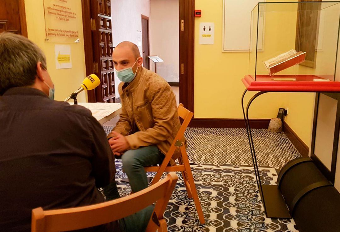 El concejal Iván Jover durante la entrevista con Radio Alcoy en el Palau Comtal