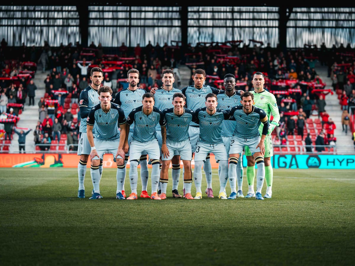 La cerámica suma: la camiseta azul del Almería se gana el respeto