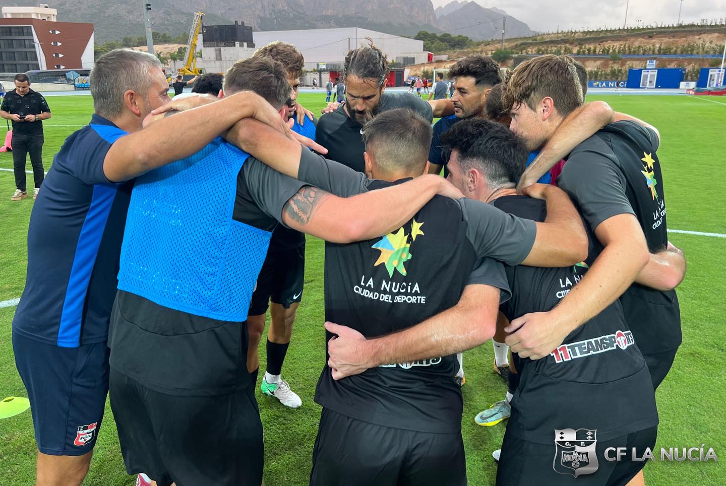 Los jugadores de La Nucía se abrazan poco antes del inicio del partido ante el Lleida