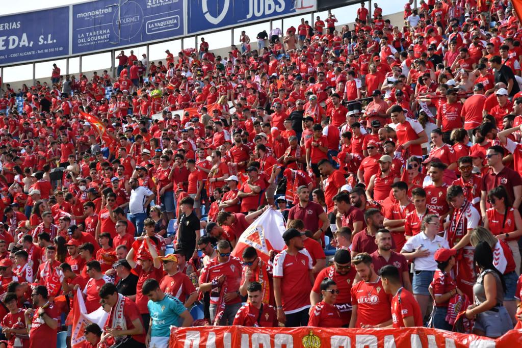 Aficionados del Real Murcia en las gradas del estadio Rico Pérez