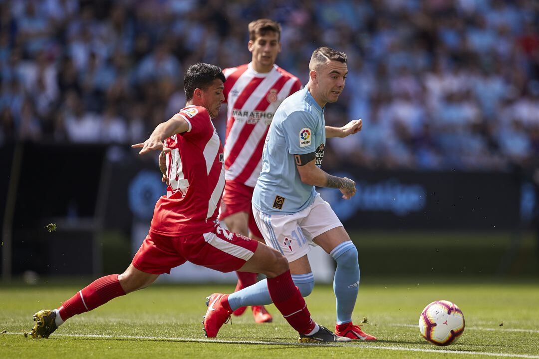 Iago Apas, defendiendo el balón ante Pedro Porro