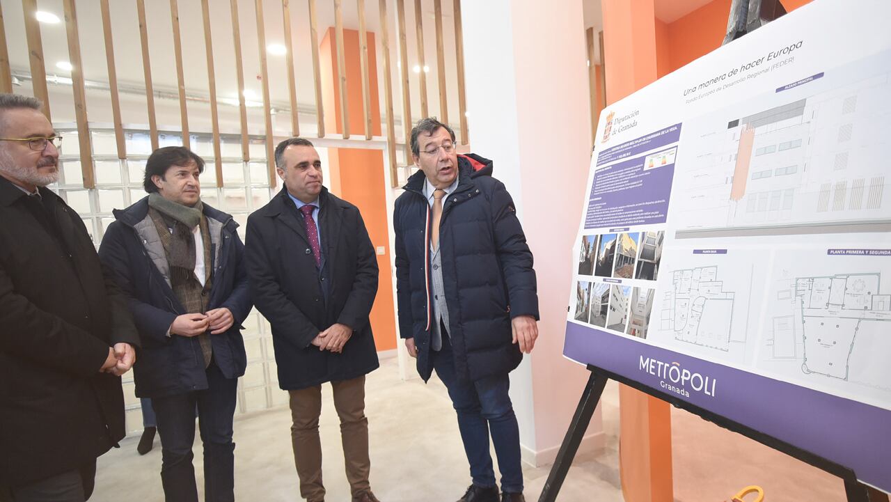 En el centro, el alcalde de Churriana de la Vega y el presidente de la Diputación de Granada, Antonio Narváez y Francisco Rodríguez, reciben información sobre un nuevo edificio municipal conseguido gracias a fondos comunitarios