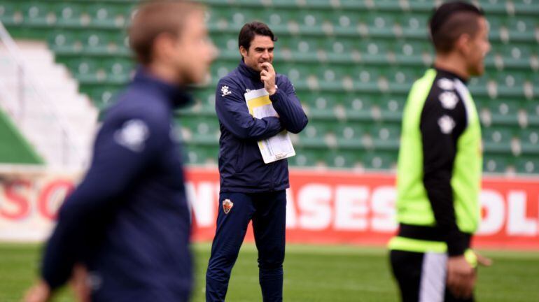 Toril dirige un entrenamiento del Elche C.F. en el Martínez Valero