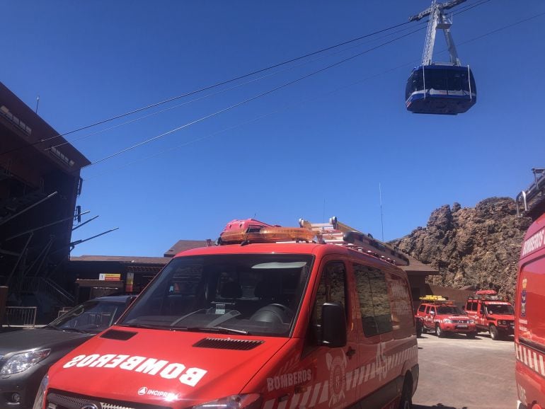 Efectivos de emergencias en la base del teleférico.