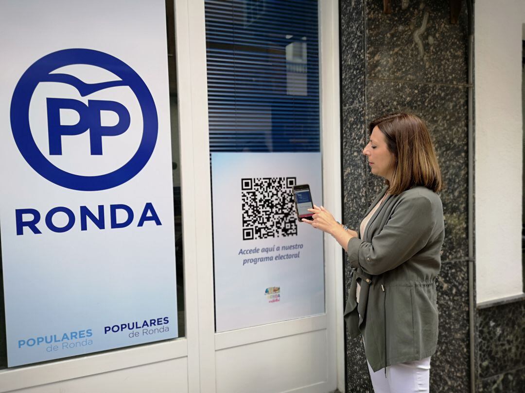 Mari Paz Fernández a las puertas de la sede del PP rondeño ubicada en calle Jerez