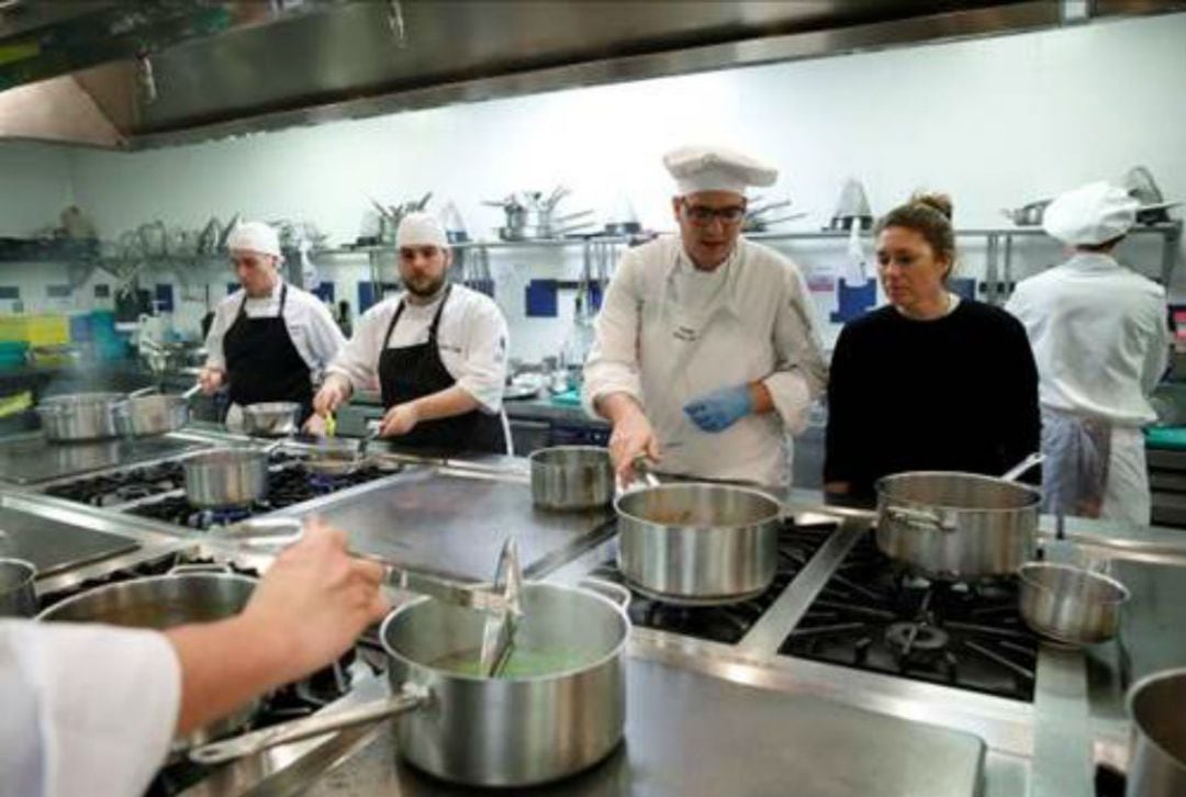 50 alumnos preseleccionados de centros todo España optarán a ganar una beca para estudiar en la Escuela de alta cocina valorada en más de 23.000€