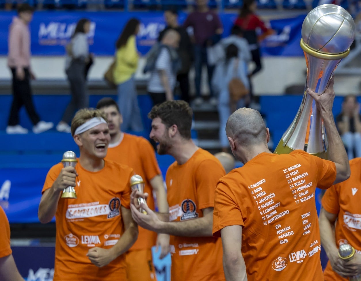 Sebastián Aris, nuevo jugador del HLA Alicante, celebra su ascenso a la Liga Endesa con Leyma Coruña