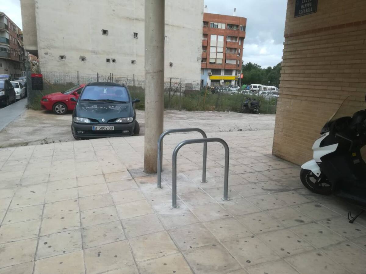 Elda instala aparcabicis por la ciudad