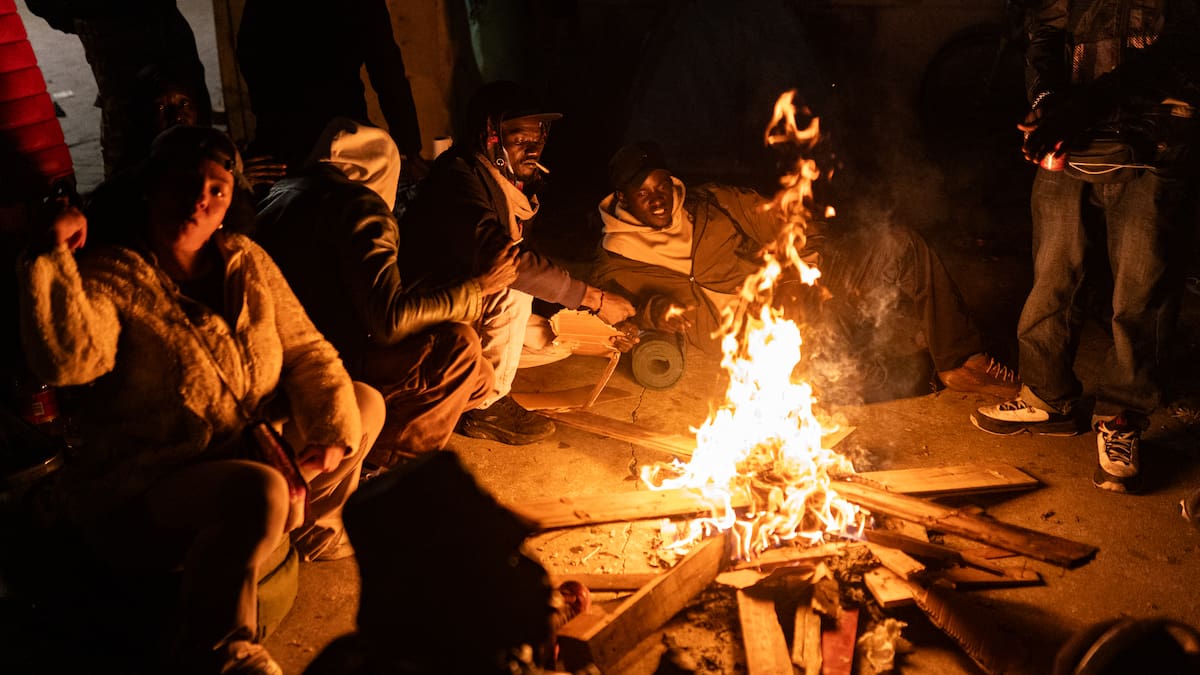 "Trabajan y son víctimas del racismo inmobiliario, pero el alcalde les llama delincuentes": ONG de Badalona denuncian el abandono de los migrantes desahuciados