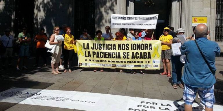 Manifestación de afectados por el robo de bebés en Madrid