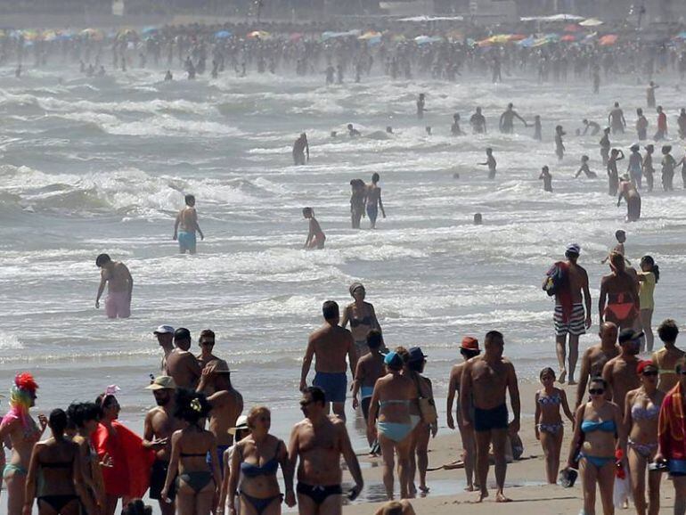 Una playa de Valencia este verano. Más de la mitad de los ahogamientos se producen en playas no vigiladas