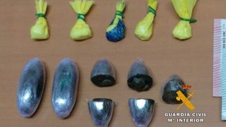 El detenido portaba siete trozos de hachís, cinco envoltorios de cocaína y dinero en metálico. 