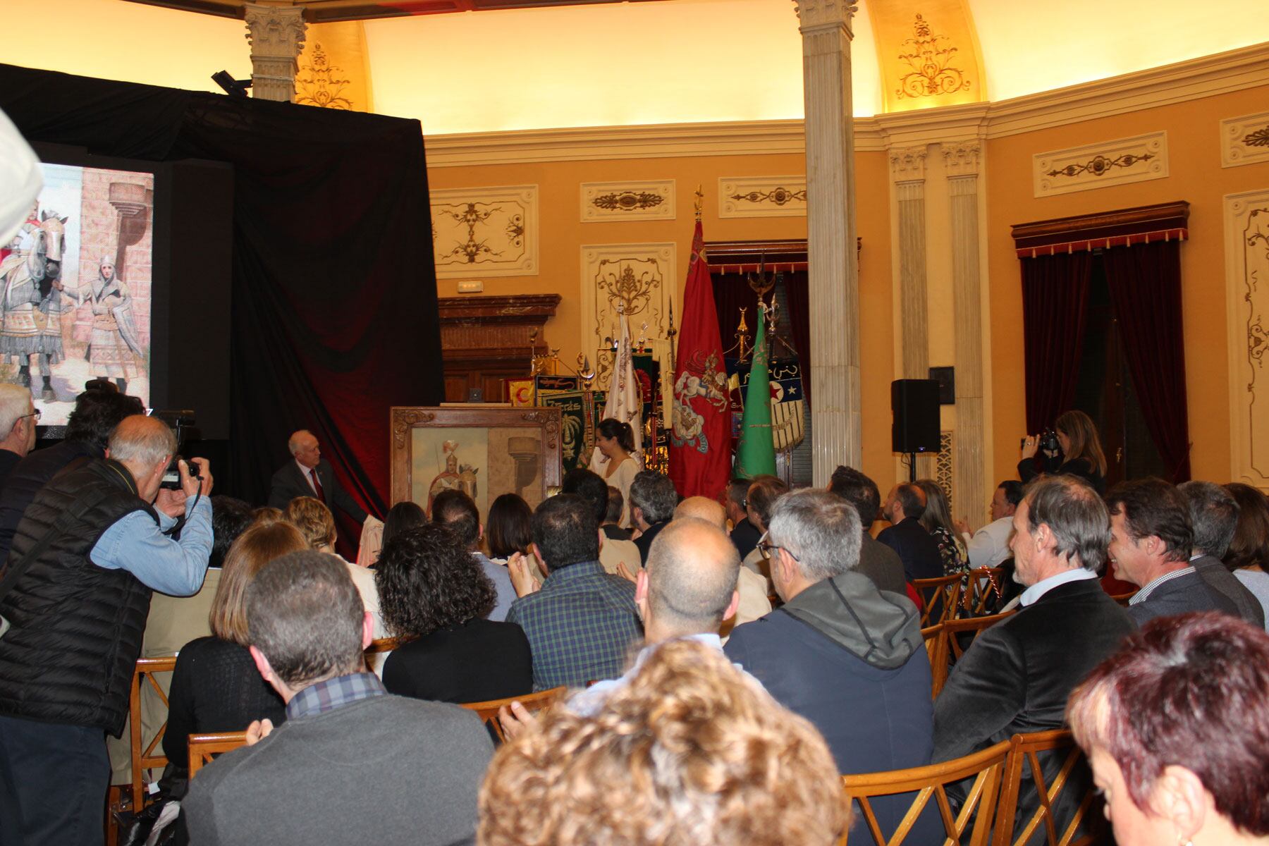 Andrea Sanz y Juan José Olcina descubren el cuadro restaurado de Francisco Laporta Valor