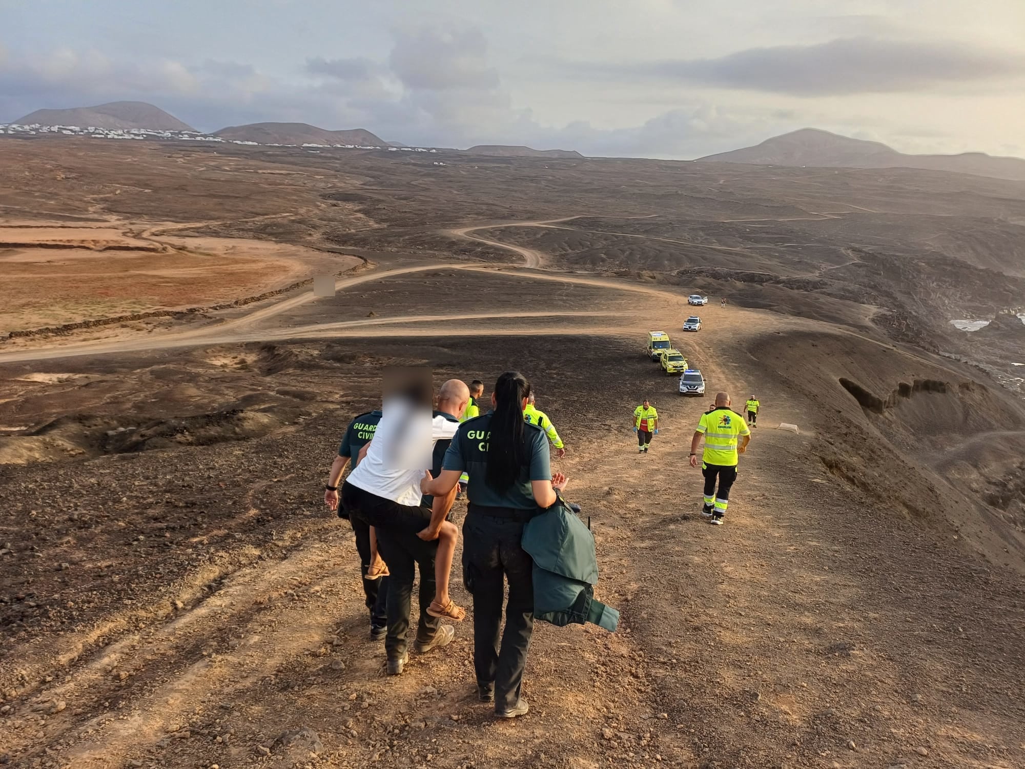 Agentes de la Guardia Civil auxiliando a una persona que quiso lanzarse al vacío en un acantilado de Lanzarote.