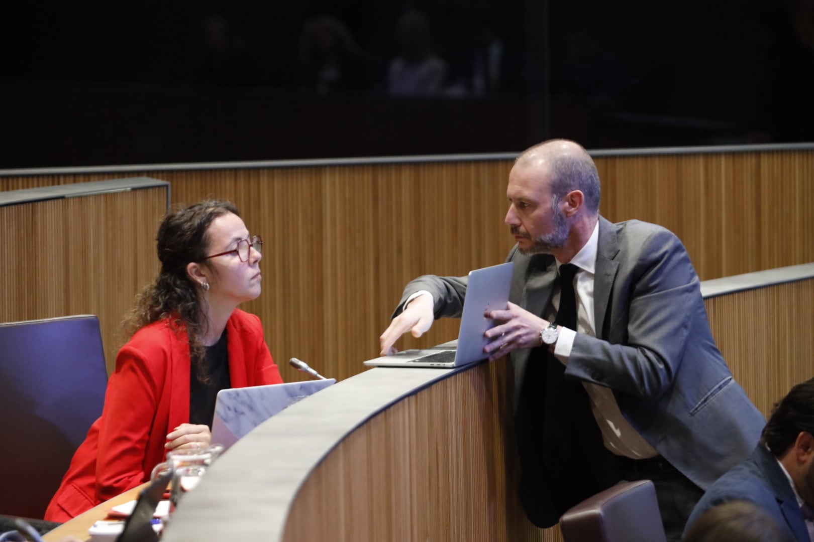 La presidenta del grup paralmentari Socialdemòcrata, Judith Casal, i el conseller de Concordia, Jordi Casadevall