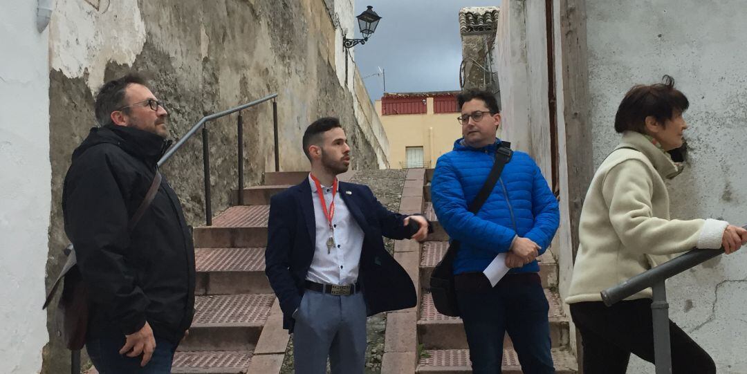 Miembros de 'Torre del Concejo', junto a IU, dieron un paseo por el casco antiguo para conocer las deficiencias