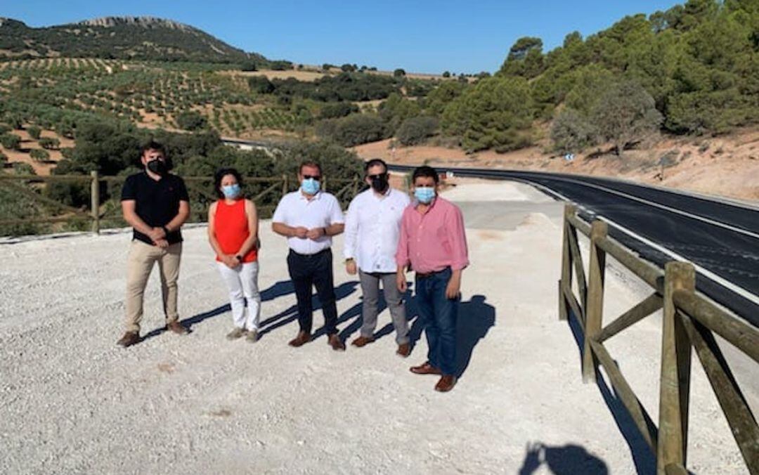 El presidente de la Diputación de Jaén, Francisco Reyes (primero por la derecha), acompañado de diferentes autoridades junto a la carretera inaugurada.