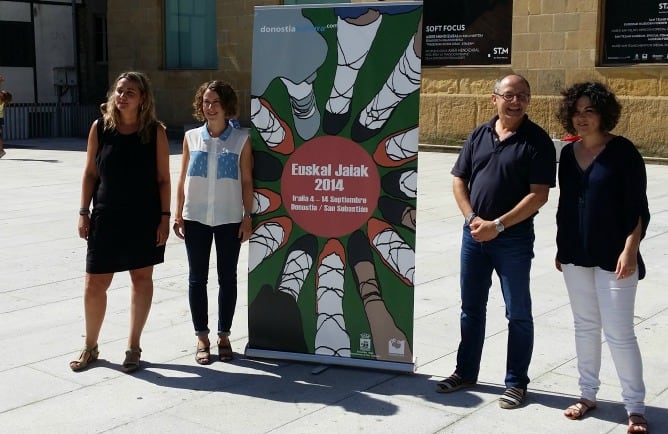 El alcalde de San Sebastián Juan Karlos Izagirre, junto a representantes de San Telmo y Kukai, en la presentación de las Euskal Jaiak.