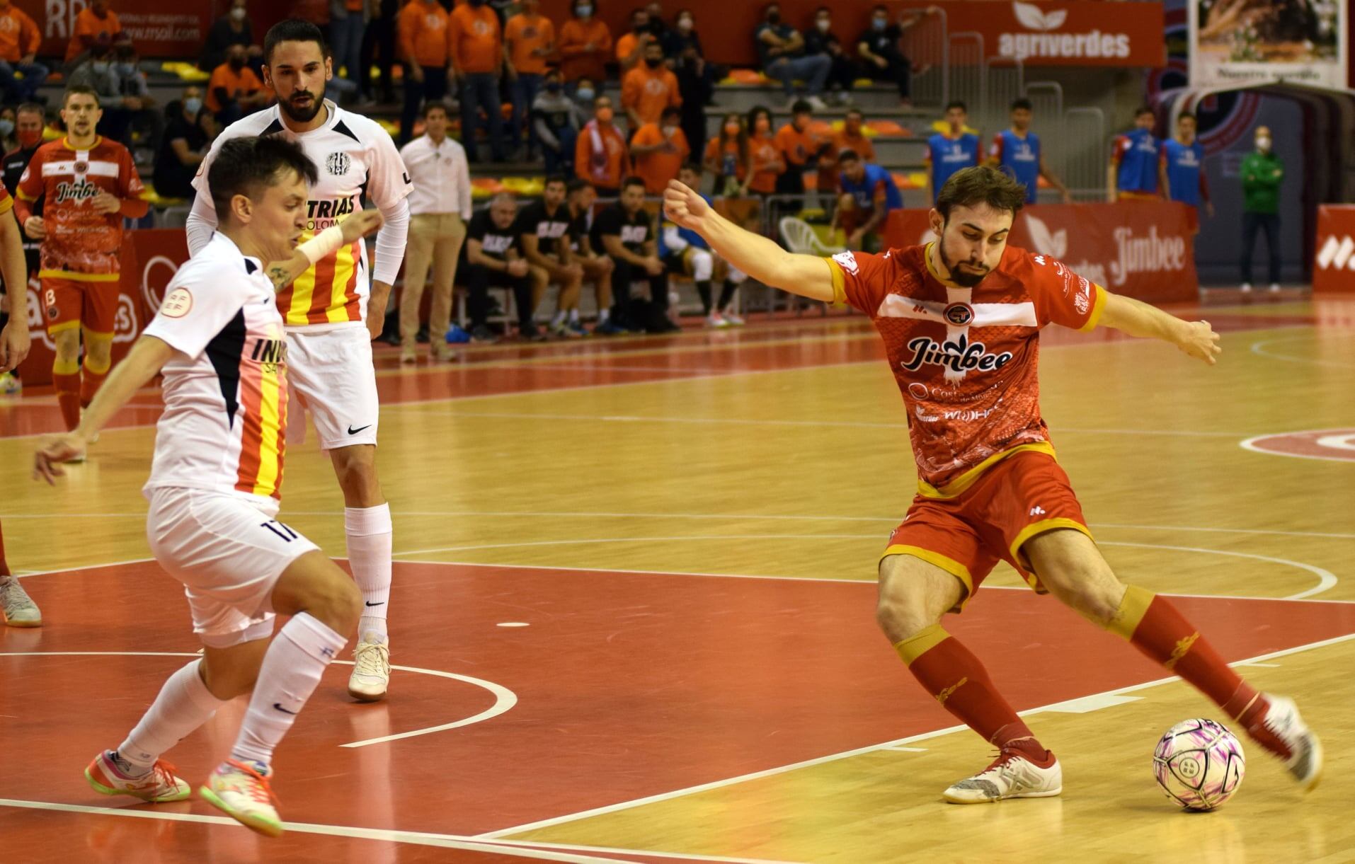 Javi Mínguez dispara a puerta