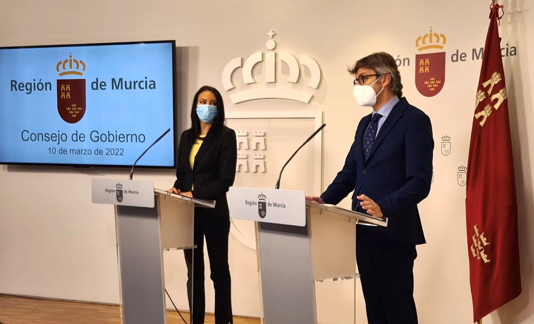 La consejera portavoz Valle Miguélez, junto al consejero Luís Alberto Marín