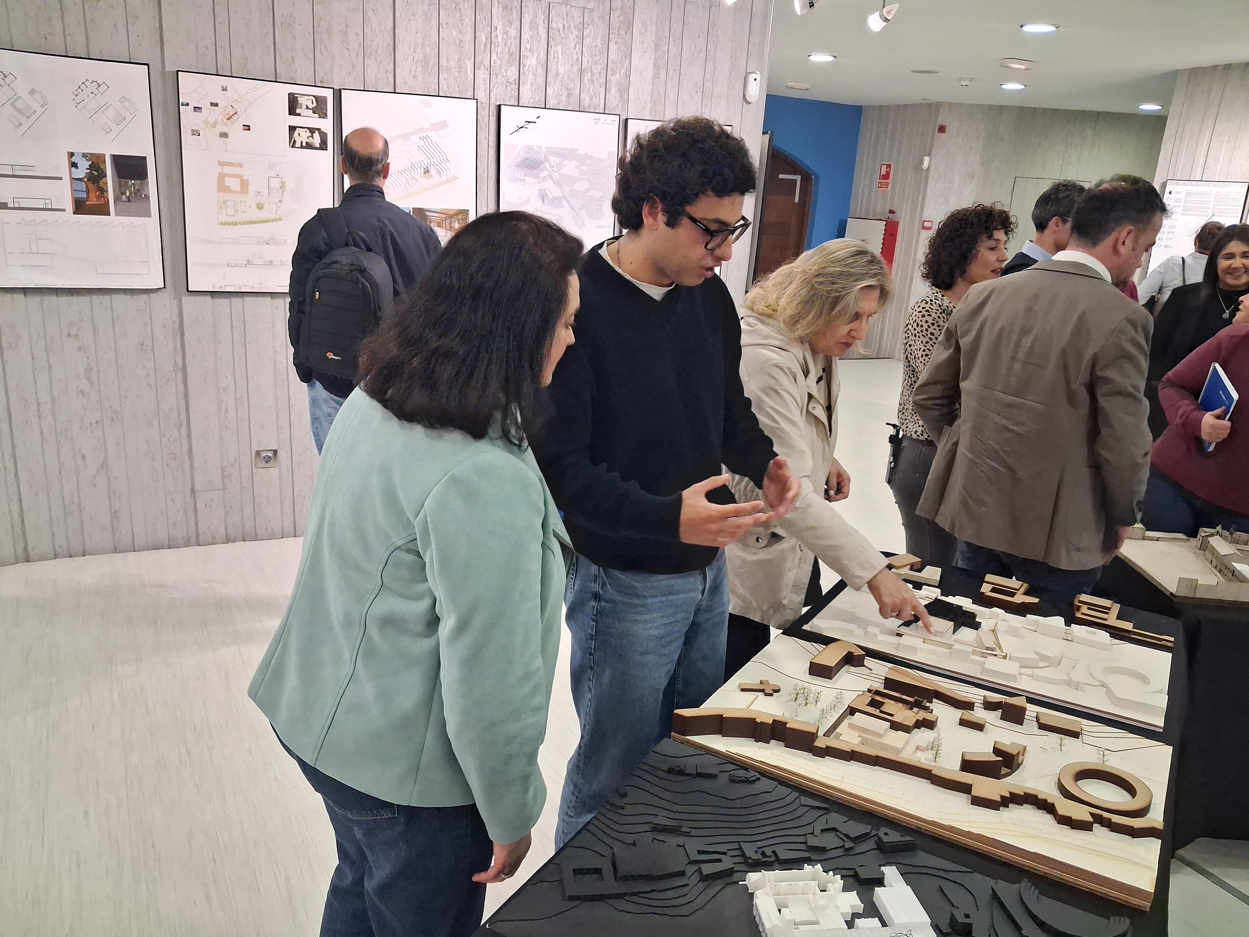 Un alumno de la UVa explica su maqueta de idea para el Centro Cultural de San Francisco en Cuéllar