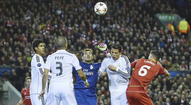 Casillas despeja un balón ante la mirada de Cristiano Ronaldo
