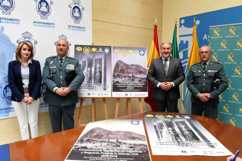 El Coronel de la Comandancia de la Guardia Civil, Jesús Narciso Núñez y el alcalde de Algeciras, José Ignacio Landaluce descubren los carteles de la muestra