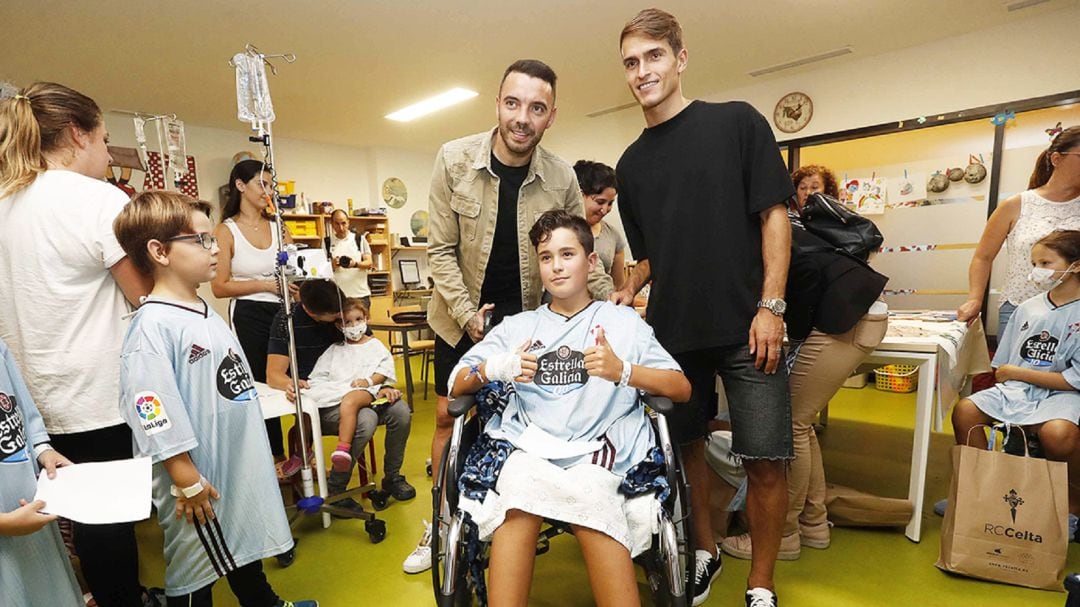 Aspas y Denis Suárez con los niños del Cunqueiro