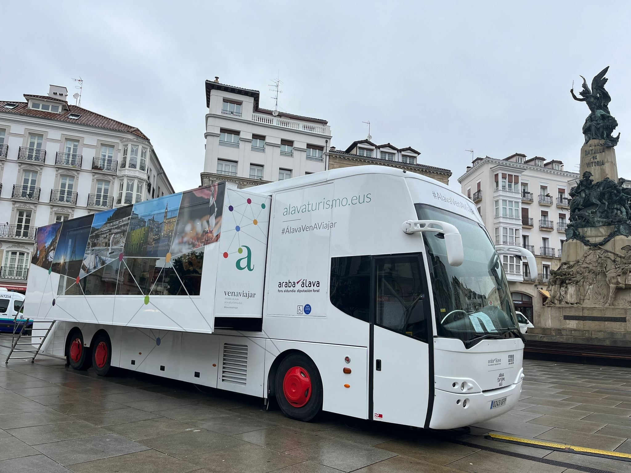 Autobús tematizado para promocionar el turismo de Álava y Vitoria