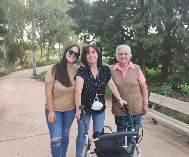 Merche pasea con su madre y con su hija por el parque de las Charcas, en Puente