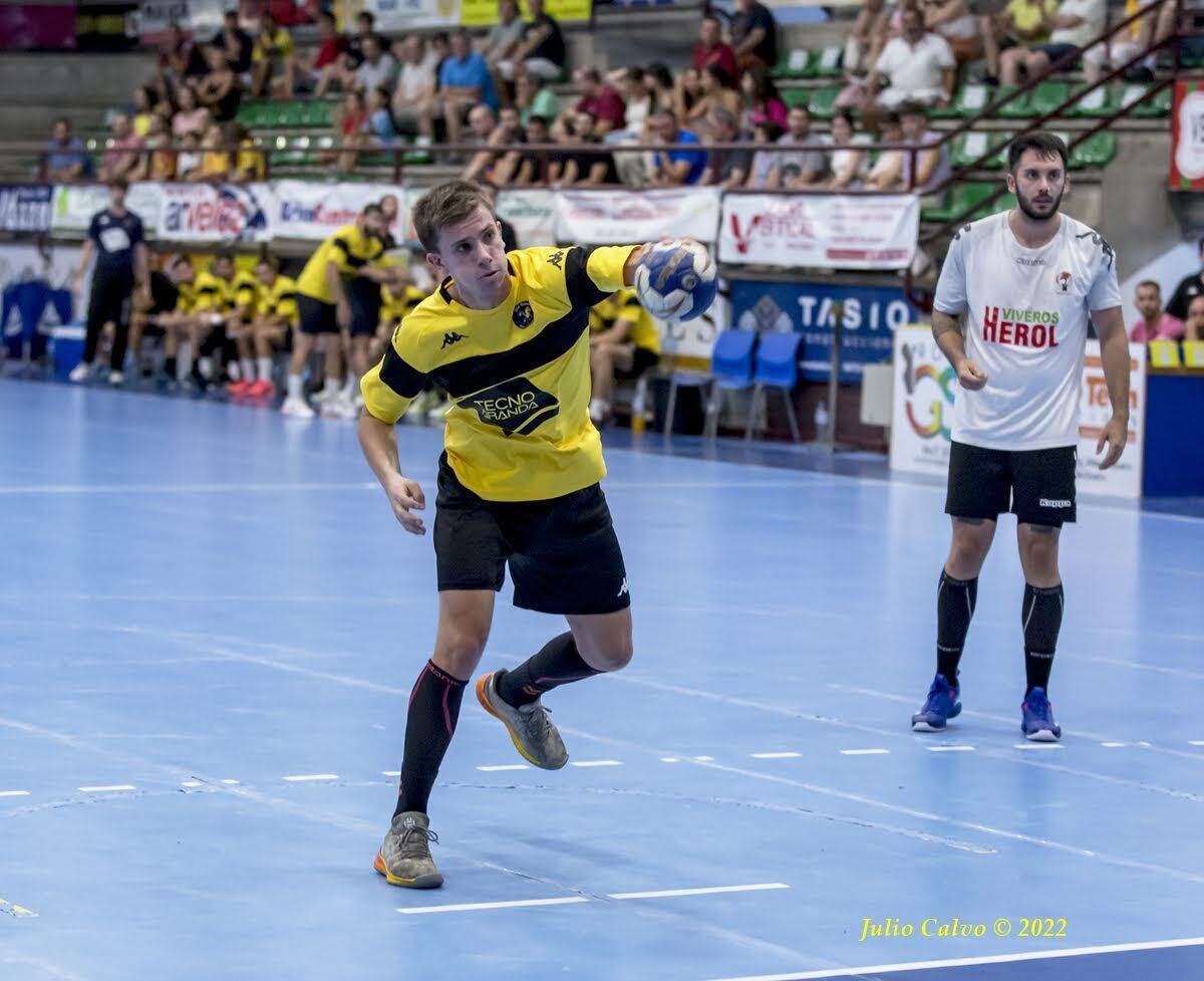 El extremo argentino del Tubos Aranda, Joaquín Barcelo, durante el partido de pretemporada ante Nava en el Príncipe de Asturias