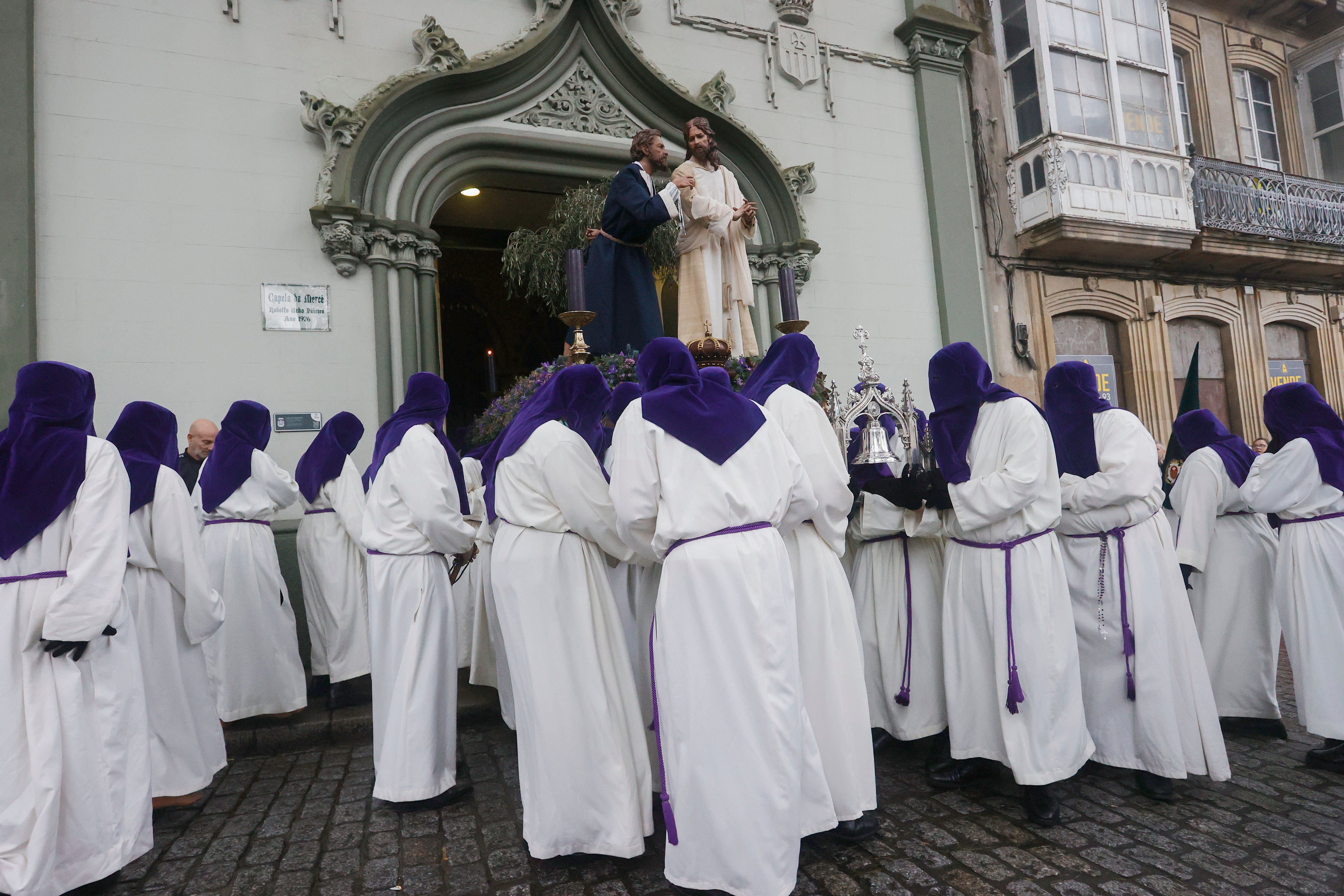 FERROL, 28/03/2024.- Un momento de la procesión de Nuestro Padre Jesús de la Humildad en el Beso de Judas, que parte de la capilla de la Merced, este Jueves Santo en Ferrol. EFE/ Kiko Delgado.