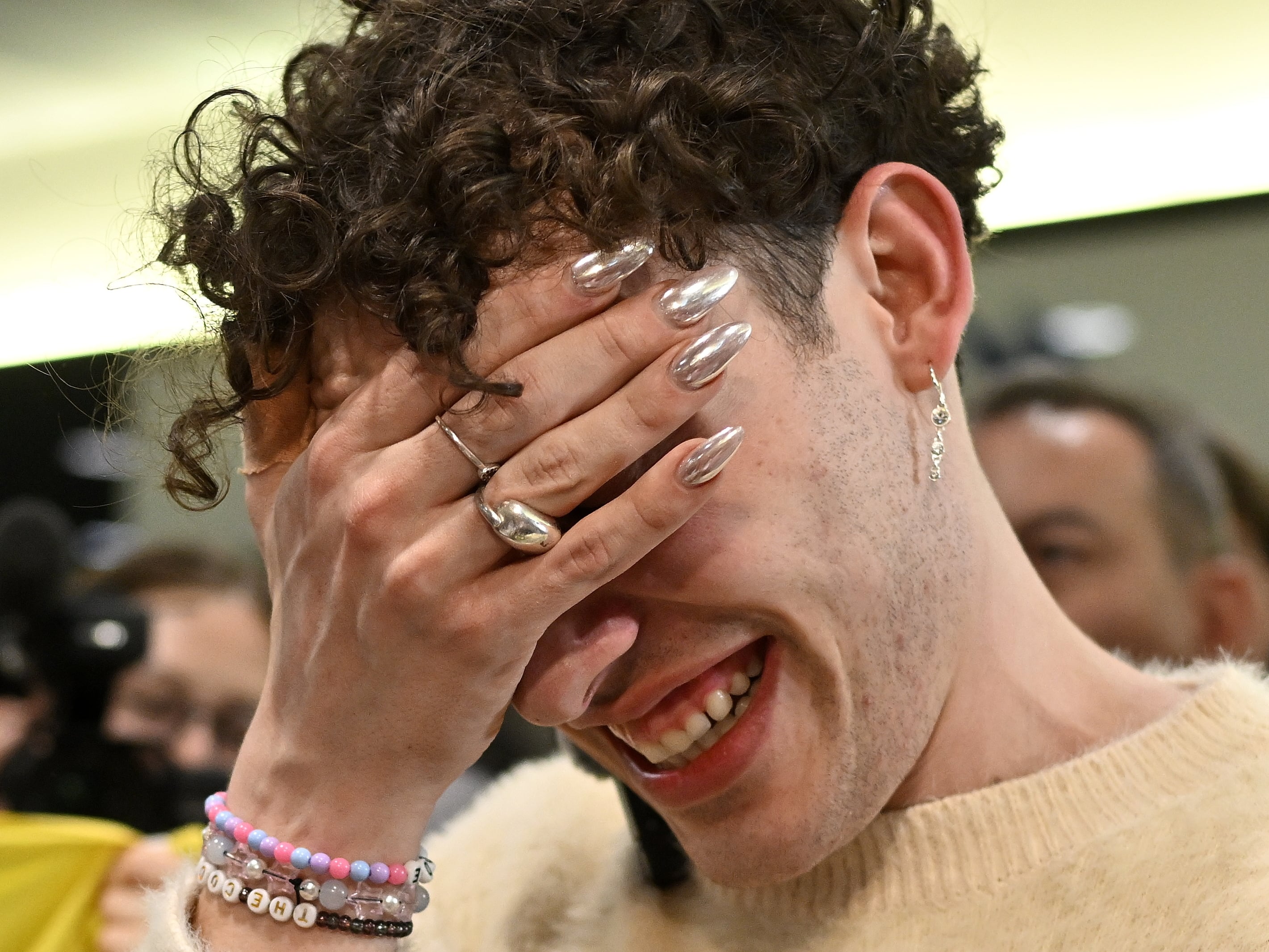 El cantante suizo Nemo, ganador de Eurovisión, a su llegada al aeropuerto de Zurich, el pasado domingo.